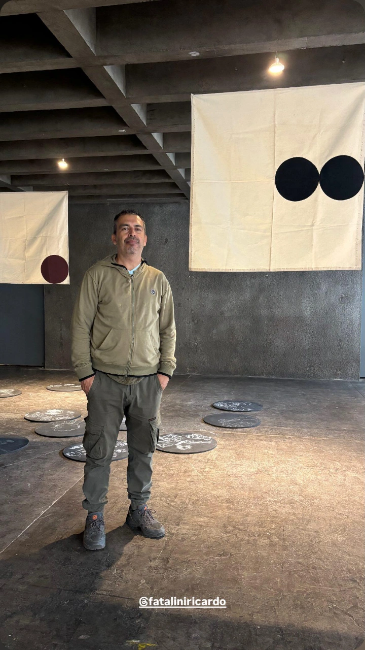 Foto de perfil del artista Ricardo Fatalini con una de sus obras minimalistas en San Miguel de Tucumán.